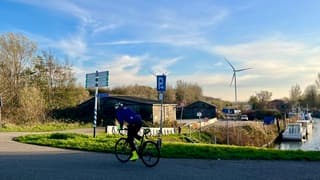 Racefietser bij het haventje aan de Oude Maas 