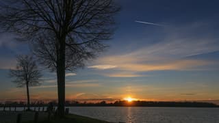 Zonsondergang na een mooie, koude dag