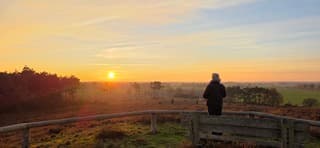 Kijken naar de zonsondergang vanaf de Lemelerberg 