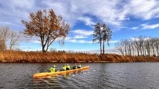 Blijven roeien ondanks kou en stevige wind!