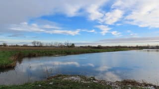 veel bewolking, maar even blauwe lucht