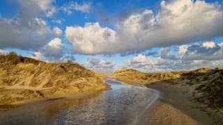 Wolken en zon boven de Slufter 