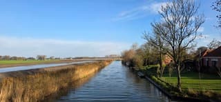 Blauw bewolkte lucht en zon boven de provincie Groningen 
