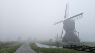Noordeveldse molen in de mist