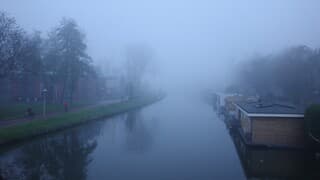 Mist langs kanaal in Utrecht 