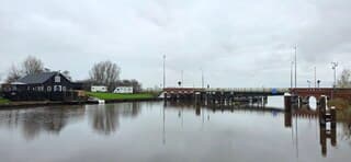 Bewolking regen en weerspiegeling in het water vanmiddag 