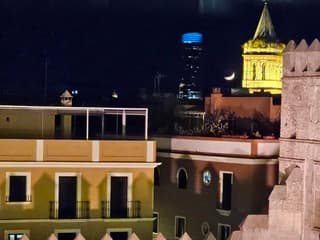 Maan tussen de torens door