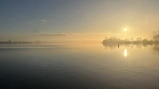 Zonsopkomst met wegtrekkende mist