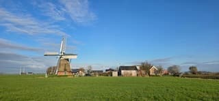 Blauwe lucht zon en bewolking boven de provincie Groningen 