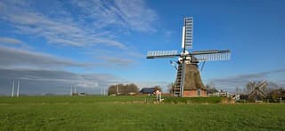 Blauw bewolkte lucht en zon boven de provincie Groningen 