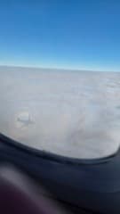 Vliegtuig schaduw in ronde regenboog