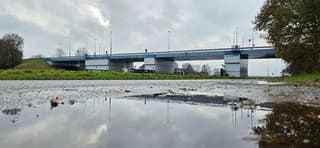 Dichte bewolking en mooie weerspiegeling in een regenplas 