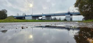 Zon bewolking en mooie weerspiegeling in een regenplas 