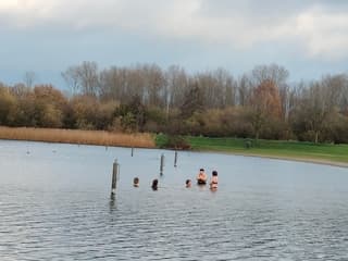Zwemmen  bij rustig herfstweer 