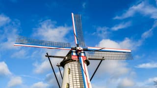 Zonnig met sluierwolken