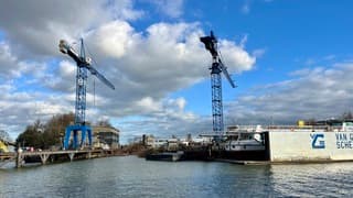 Kranen op de scheepswerf met hun kont in de wind 