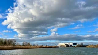 Toenemende bewolking boven de Nieuwe Maas 