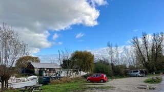 Van achter het haventje aan de Zaag komt een  grote dikke wolk aan 