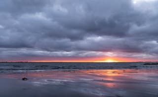 Zonsondergang na een bewolkte middag