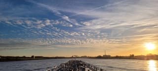 De zon schijnt er mooi bii