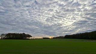 Bijzonder wolkendek met de zon erachter verscholen
