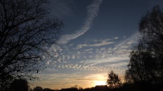 Mooie wolkjes in het ochtendlicht