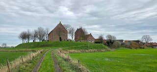 Bewolking boven Groninger wierde dorpje vanmiddag 