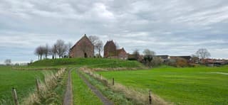 Bewolking boven Groninger wierde dorpje vanmiddag 