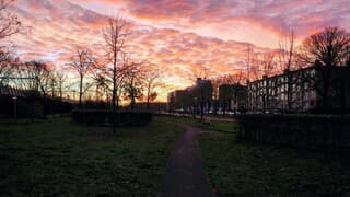 Schitterende lucht bij zonsopgang in Utrecht 