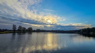 En ja hoor daar komt de zon vanmorgen bij de stelleplas 