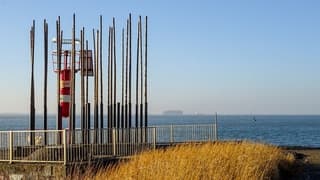 Zon, blauwe lucht, lichte sluierwolken