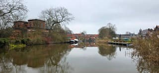 Bewolking en een mooie weerspiegeling in het water 