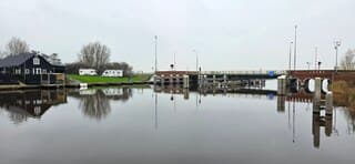 Bewolking en een mooie weerspiegeling in het water 