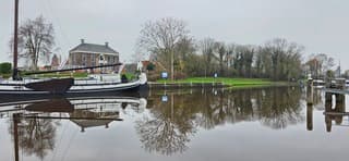 Prachtige weerspiegeling in het water van het Reitdiep 