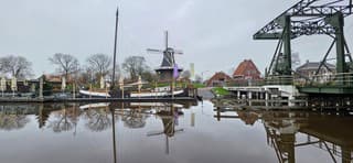 Bewolking en een mooie weerspiegeling in het water 