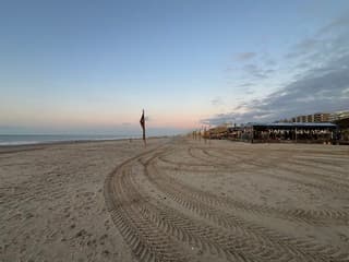 Helder op het strand 