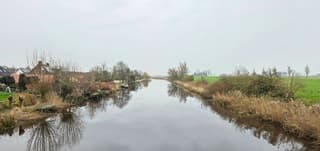 Bewolking en weerspiegeling in het water vanmiddag 