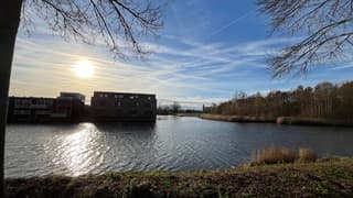 De zon blijft laag, het is 14 uur nu