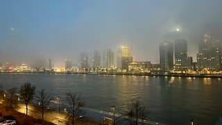 Supermaan is aan het zakken boven de wolkenkrabbers  