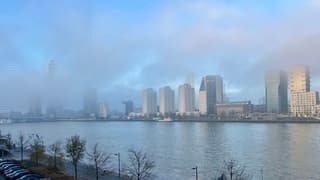 De mist aan de Maas is langzaam aan he5t oplossen