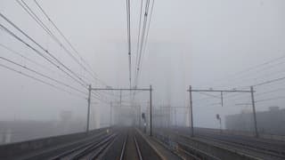 De brug was nauwelijks te zien door de mist in Dordrecht.