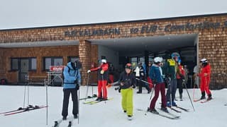 Kirchberg 1800m de eerste skiers zaen er weer hongerig uit om de piste op te gaan.