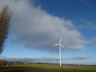 zonnig/ blauwe hemel/ wolken