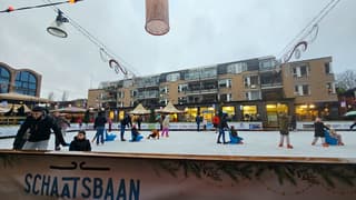 Grijs druilerig weer maar sfeer op de schaatsbaan