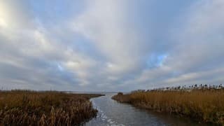 Stapelwolken en wat blauwe luchten boven Giethoorn (Belterwijde), tijdstip foto 10.04 uur