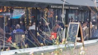 Typisch Nederlands beeld tijdens een Formule 1-race van Max Verstappen, met een volle kroeg vol spanning..