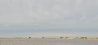 Lucht klaart op boven zee Monster 