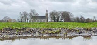 Bewolking en regenplassen in de provincie Groningen 