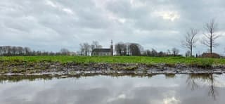 Bewolking en regenplassen in de provincie Groningen 