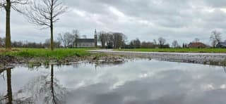 Bewolking en regenplassen in de provincie Groningen 